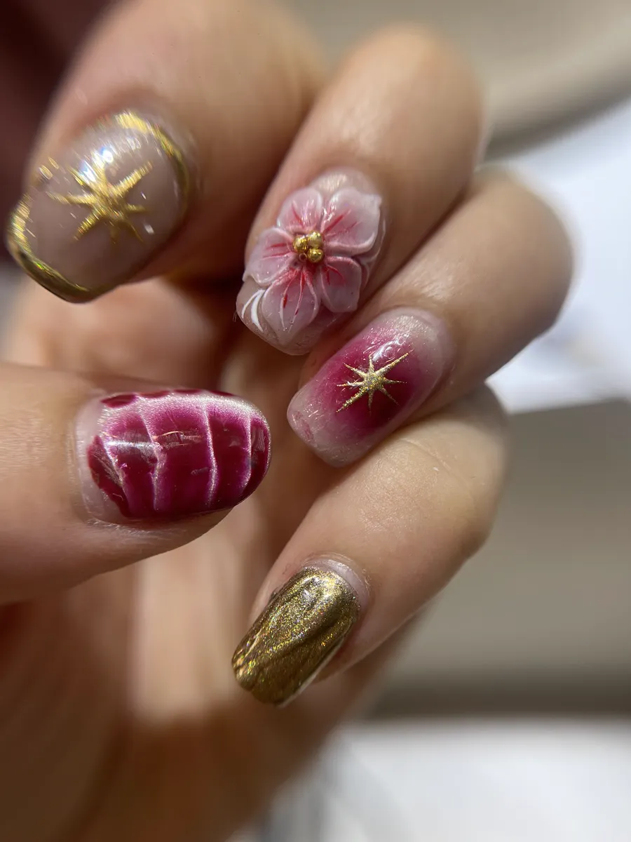 Móng vẽ hoa nổi và họa tiết ánh vàng