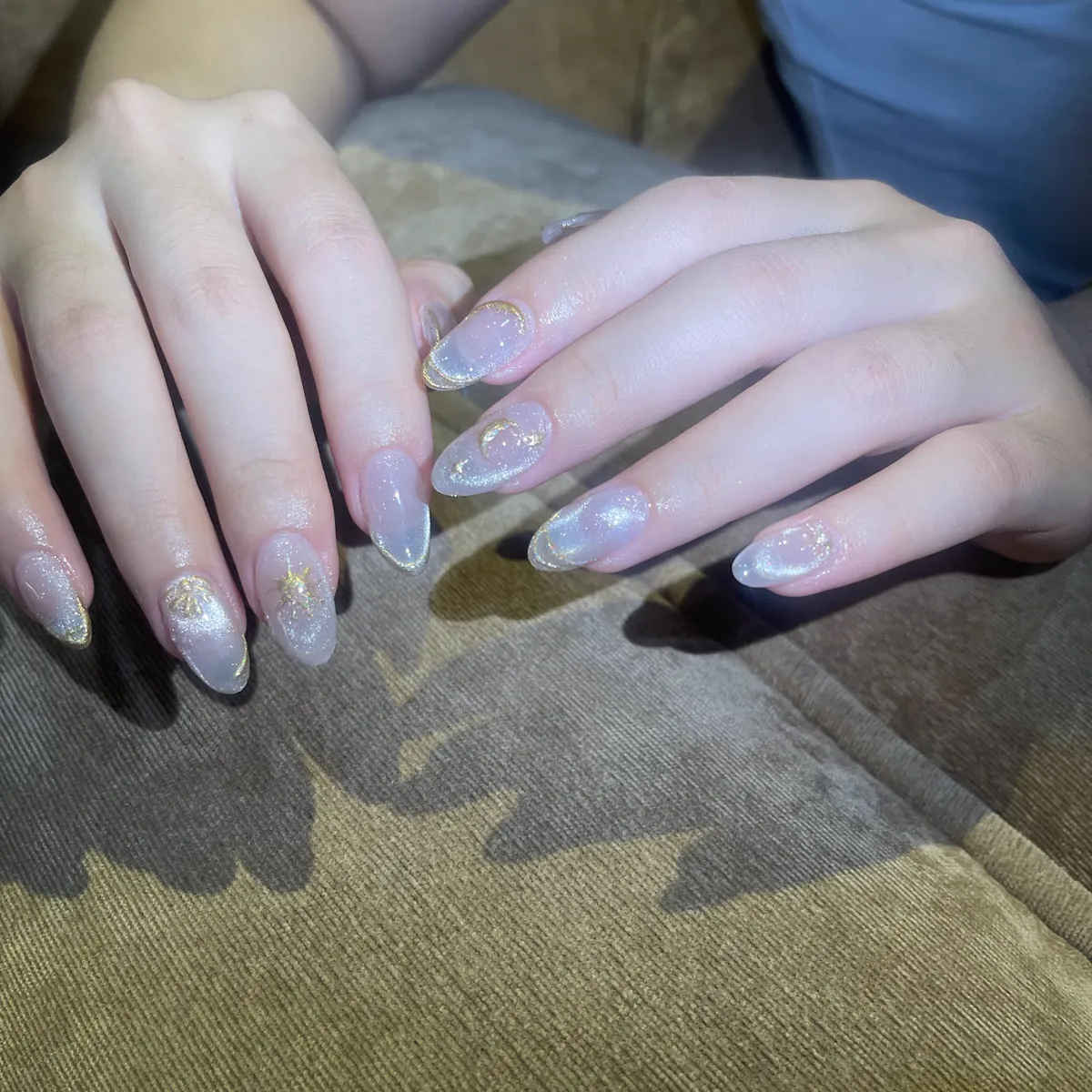 Móng gel trong ánh xanh nhạt đính đá nhỏ