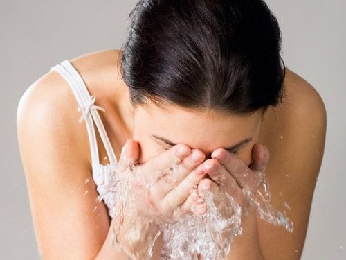 Rửa mặt - Một bước không thể bỏ qua của quá trình chăm sóc da tại nhà