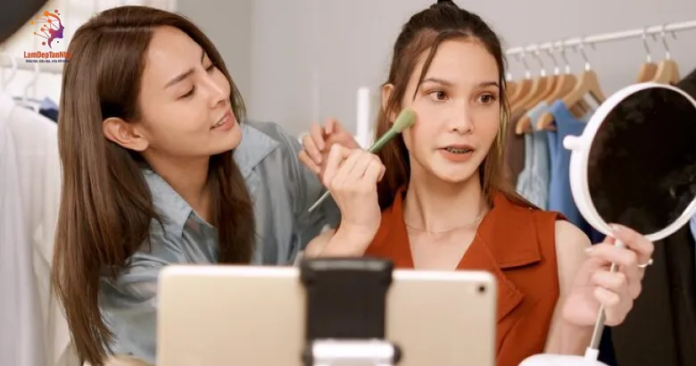 Tại sao nên chọn dịch vụ làm makeup tận nhà?