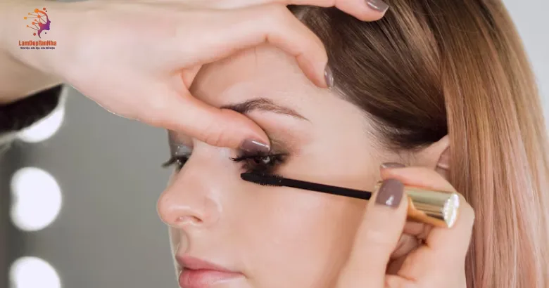 Tiện lợi tối đa khi đặt dịch vụ nối mi tận nhà