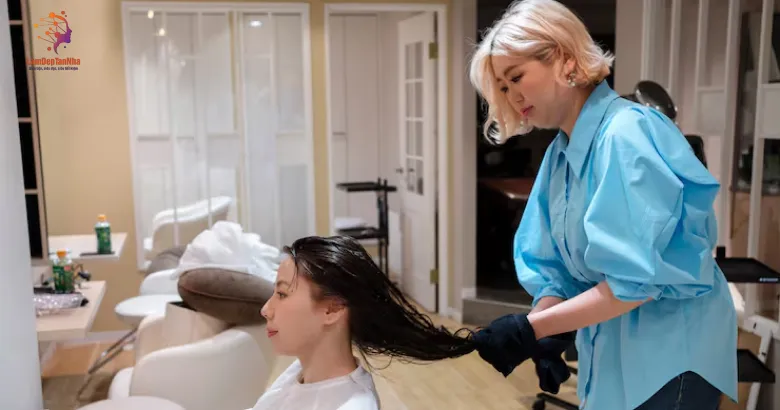 Vì sao nên chọn dịch vụ chăm sóc tóc hư tổn tận nhà?