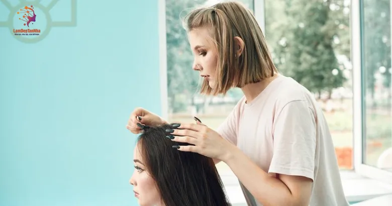 Cách đặt lịch chuyên viên chăm sóc tóc hư tổn tận nhà
