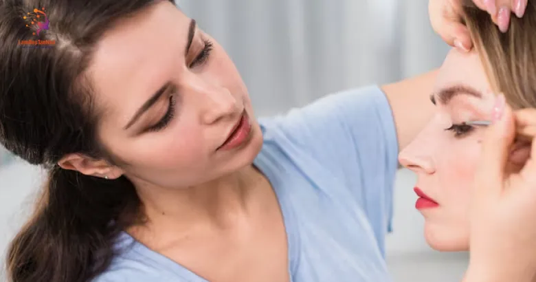 Tận hưởng trải nghiệm thoải mái cùng dịch vụ nối mi tận nhà