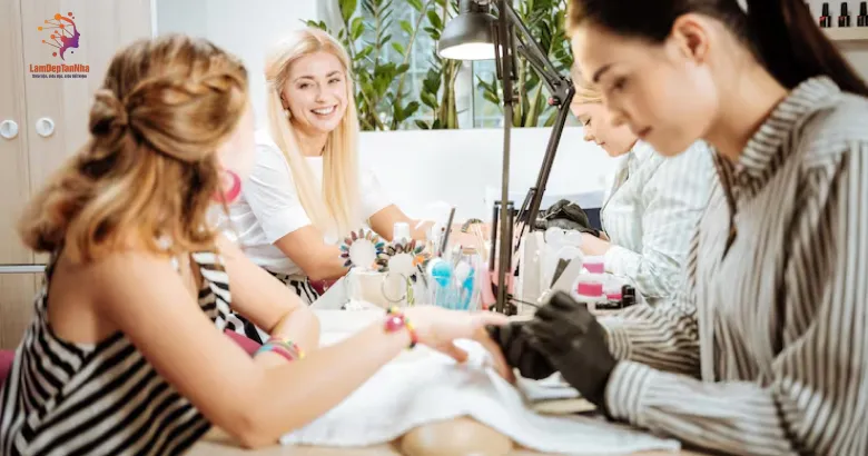 Xu hướng mẫu nail 2025 thực hiện ngay tận nhà đang được ưa chuộng