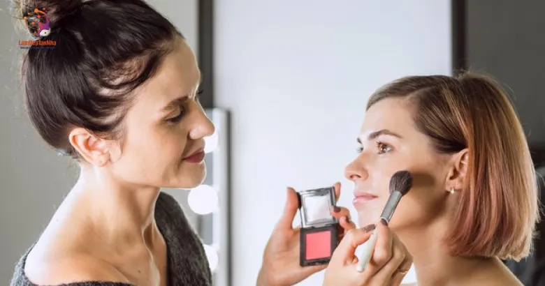 Cách đặt lịch nhanh chóng với chuyên gia hướng dẫn trang điểm tận nhà