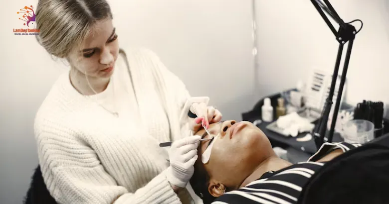 Chuyên viên nối mi tận nhà an toàn như spa