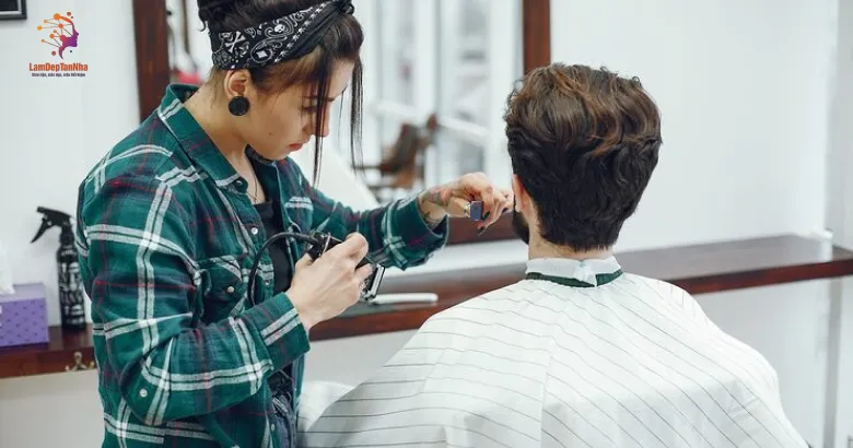 Trải nghiệm thoải mái khi chọn cắt tóc tận nhà với chuyên viên